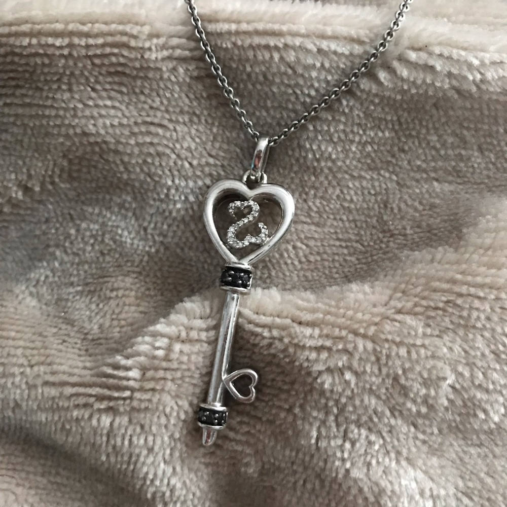 💗 V DAY SALE 💗 Zales Open Heart Key Necklace